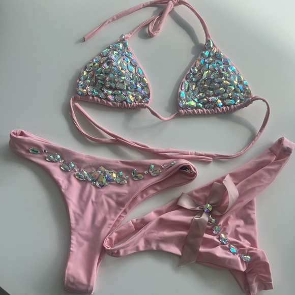 Bikini - Picture 1 of 2